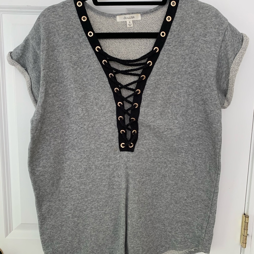TRENDY CRISS CROSS TOP!!